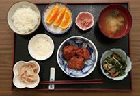 カットオレンジやごはんと味噌汁がセットになったメニュー