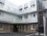 すっきりとしたデザインの３階建て施設である。全室個室で、プライバシーを確保して安心して生活していただける。
