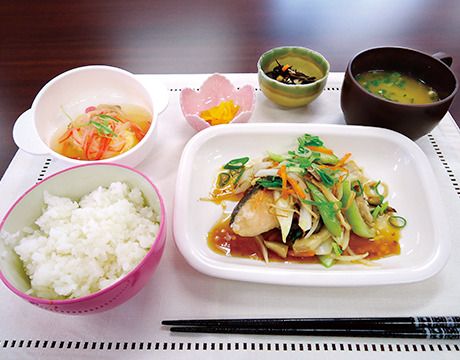 南蛮漬けとひじき煮とごはんと味噌汁