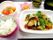 ご飯やお味噌汁、ひじきの煮物などが彩り鮮やかに盛り付けられている食卓