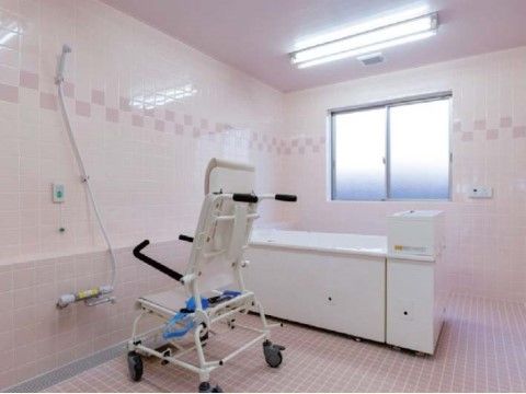 洗い場には緑色で目立つ押しボタンがあり、入居者様の体調が悪くなった際にはボタンを押してスタッフを呼ぶことができる。
