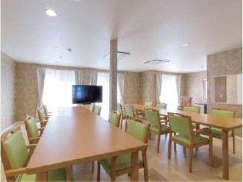 リビングの右側にはカウンターキッチンが設置されており、出来立ての料理をスタッフが速やかに配膳することができる。