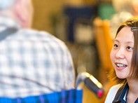 笑顔で話すスタッフと利用者
