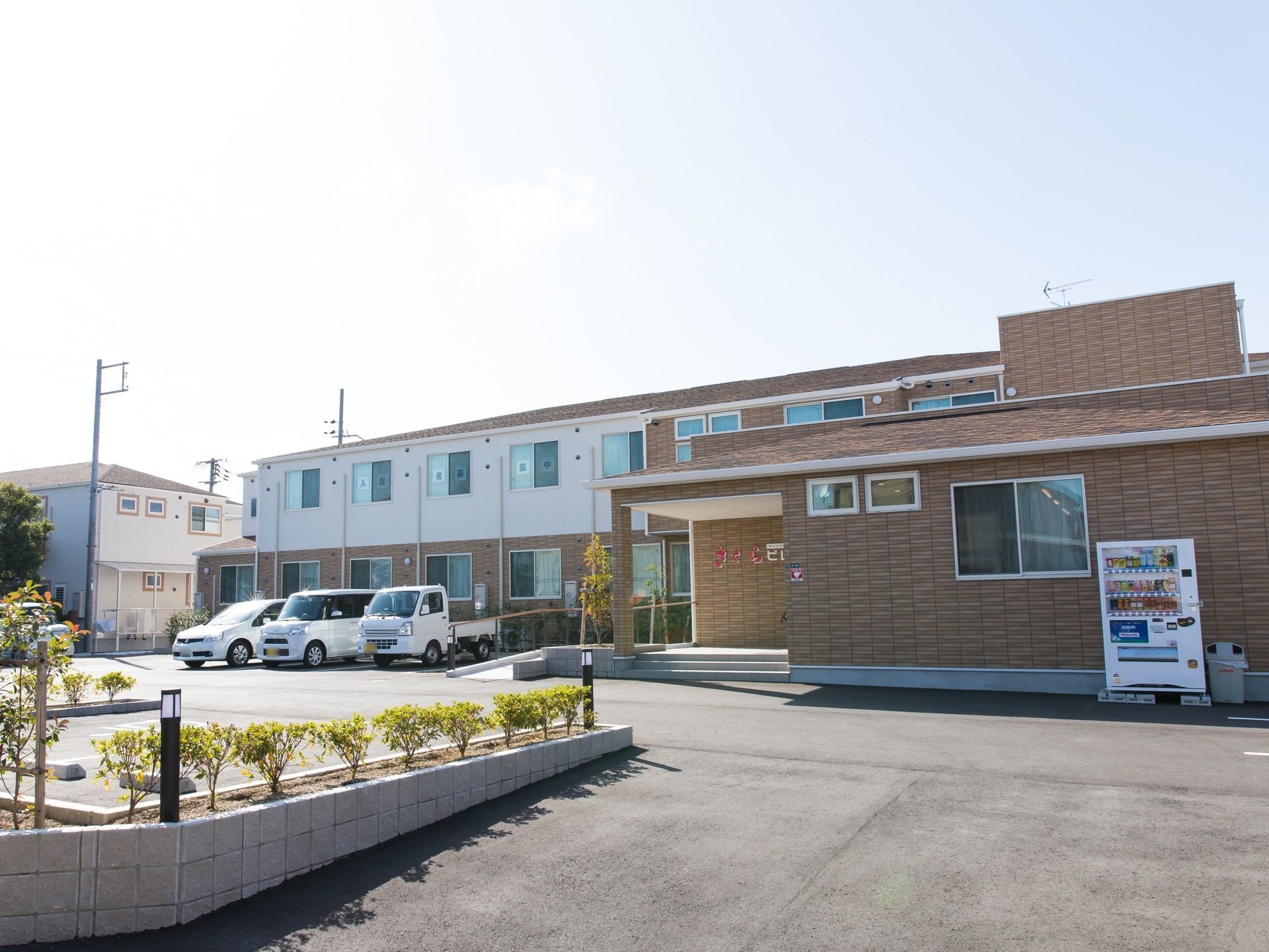 温もりのあるレンガ調の外壁が特徴的。建物は２階建てになっていて圧迫感がない。駐車スペースが十分にあるので、車での来訪に便利である。