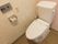 水玉の可愛らしい壁紙が特徴的なトイレである。また、温水洗浄機能の付いた便座が採用されていて、清潔に使用できる。