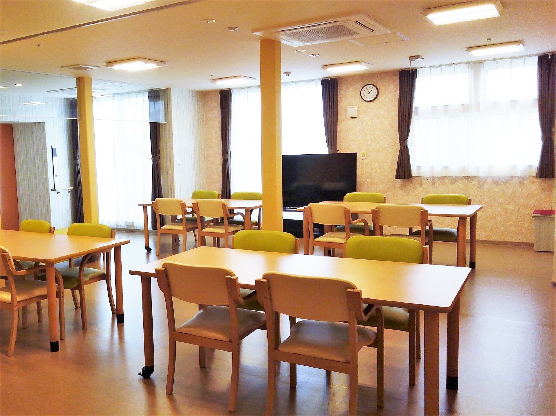 四人掛けのテーブルと椅子が置かれた部屋。所々に木製の柱が立っている