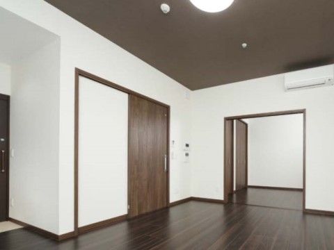 床面はダークブラウン色のフローリングで、壁面は白のシックなデザインである。ドアは引き戸で床面と同色になっている。