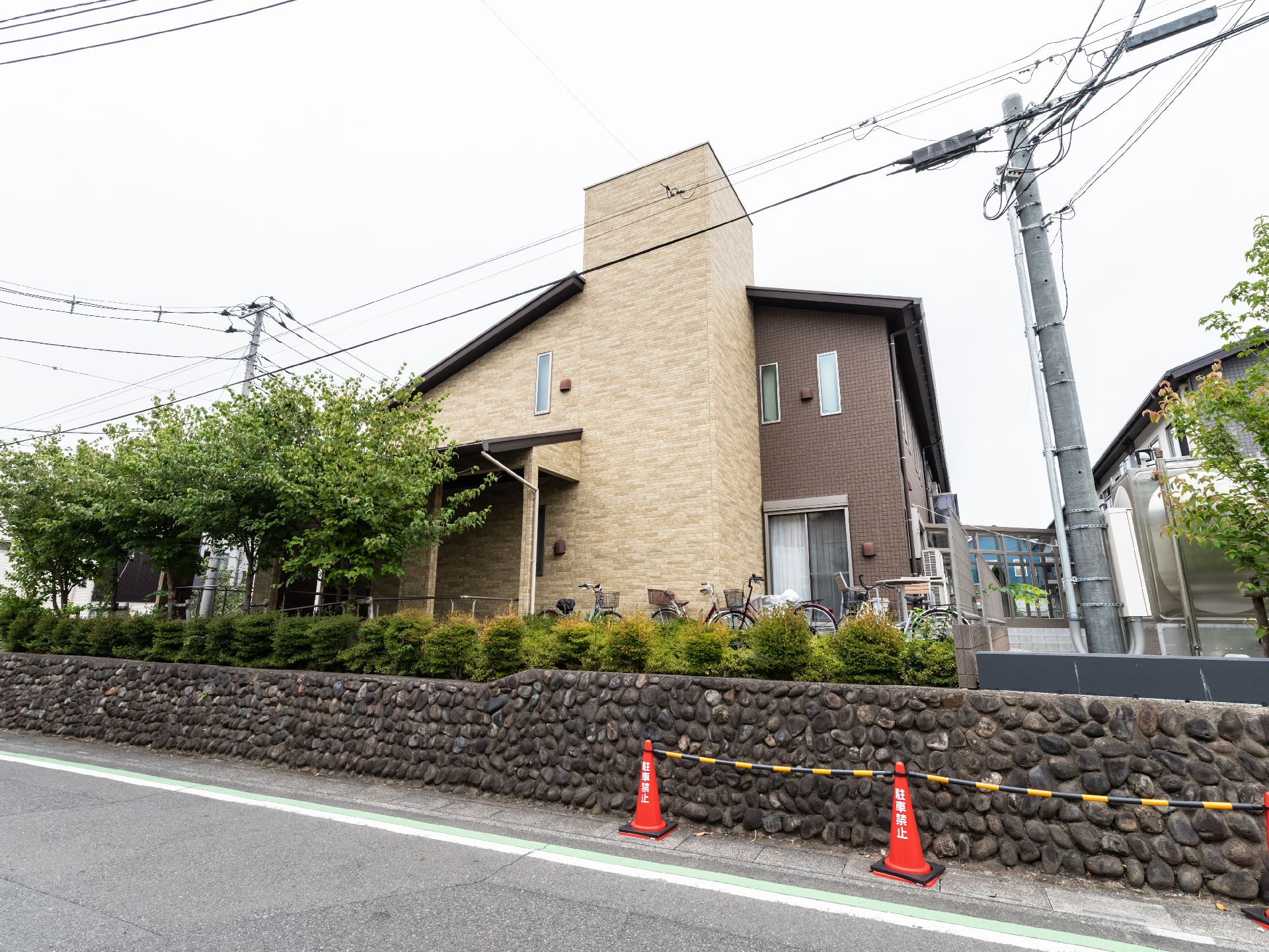 落ち着いた雰囲気が感じられる施設の外観
