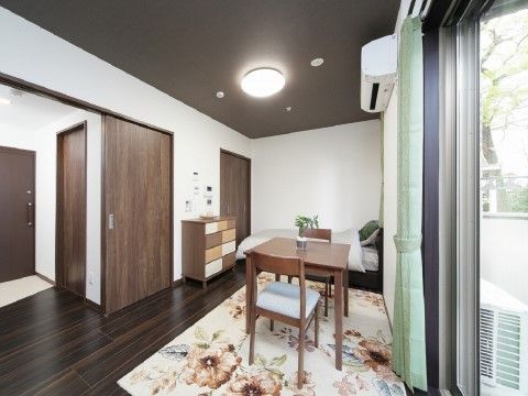 大きな花がらの絨毯が敷かれた洋室。