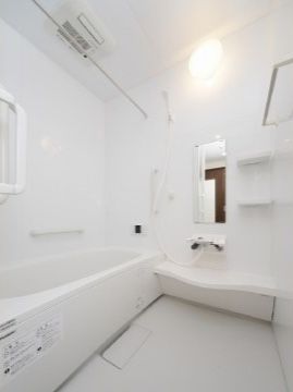 洗い場に縦型の鏡、2箇所にトレーがついている。浴槽の周りには手すりが取り付けられている。頭上には浴室乾燥用の物干し竿がある。