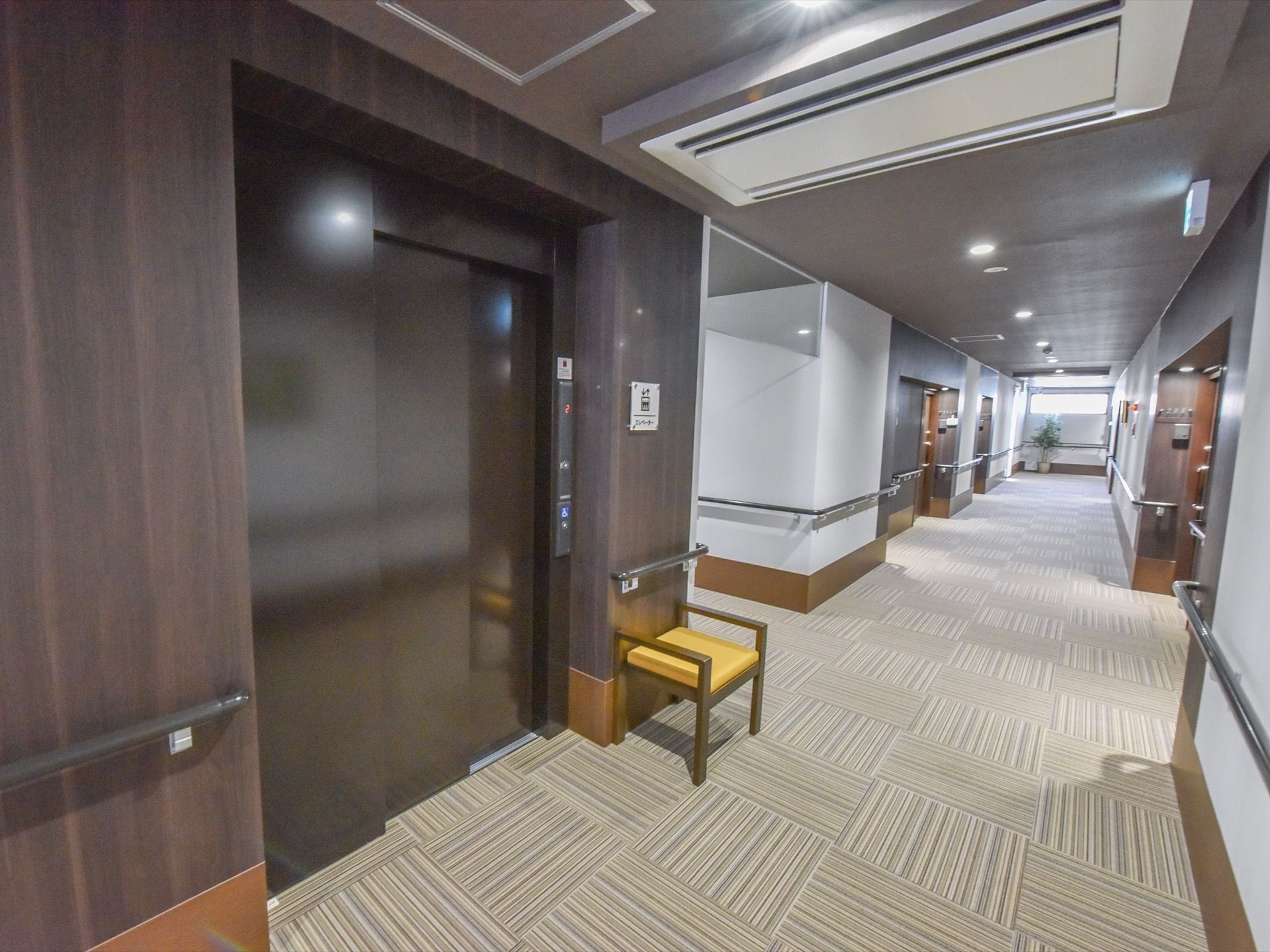 通路にはドアの部分以外のすべてに手すりが設置されている。通路の幅も広く、またエレベーターも完備されている。