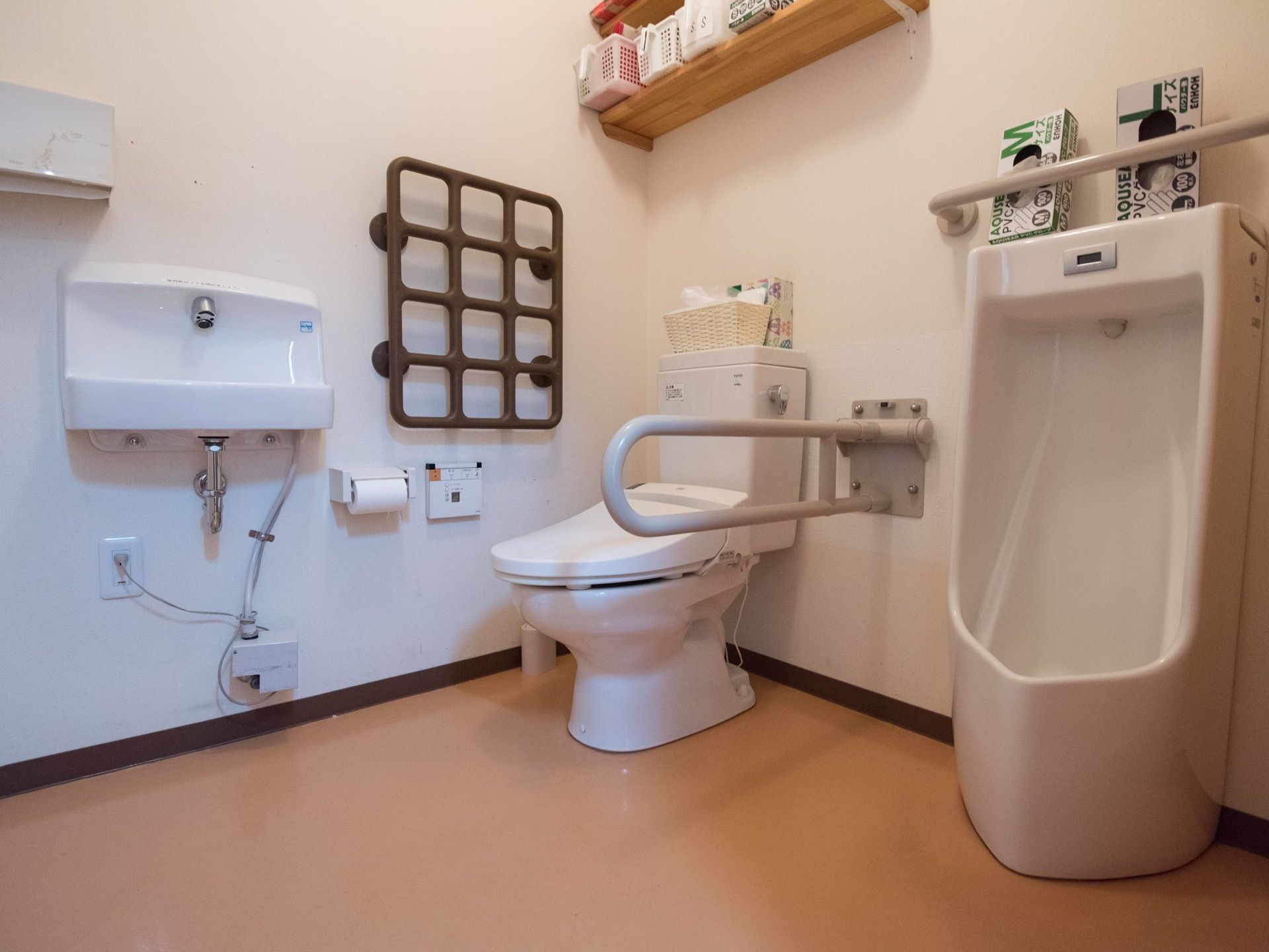 共用トイレの中には、男性用のトイレと洋式トイレの2つが用意されている。手洗い場も設けられて、広い空間となっている。