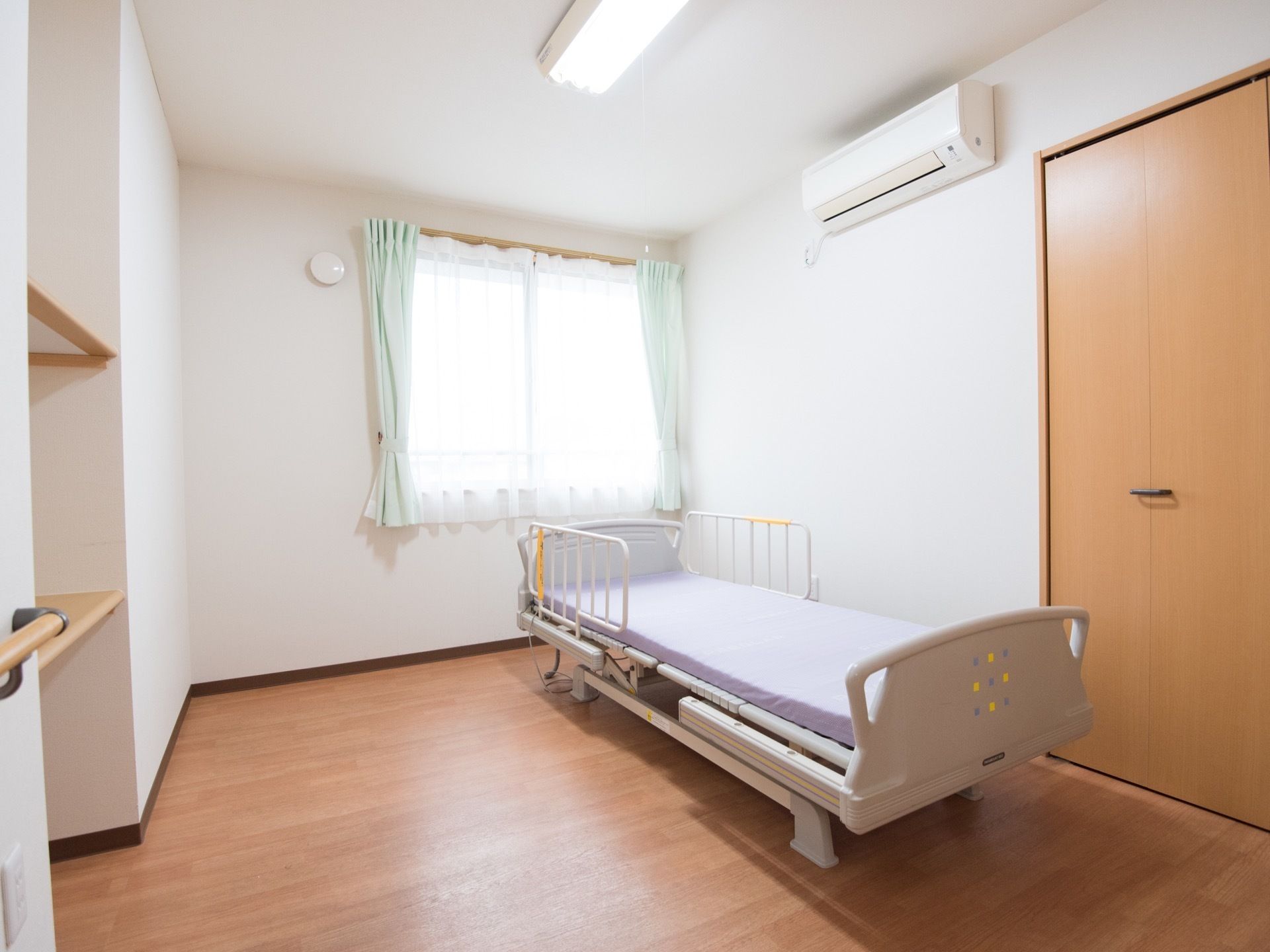 居室はワンルームで、フローリングの床を採用している。窓があってとても明るい。エアコンが取りつけられており、快適に過ごすことができる。