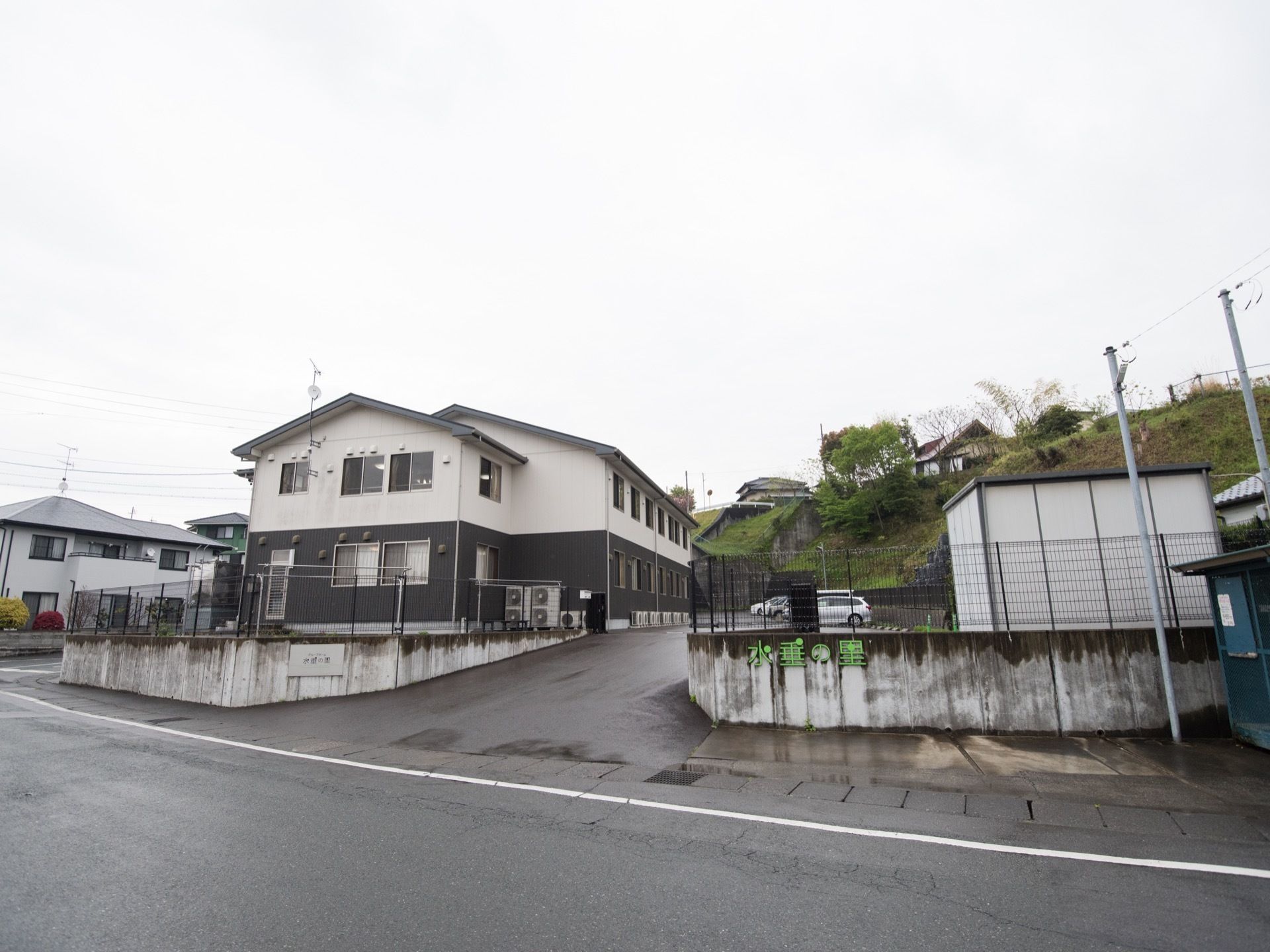 施設の周りには高い建物がなく、自然が豊かな環境になっている。駐車場も広く、ご家族が車で来訪する際も安心である。