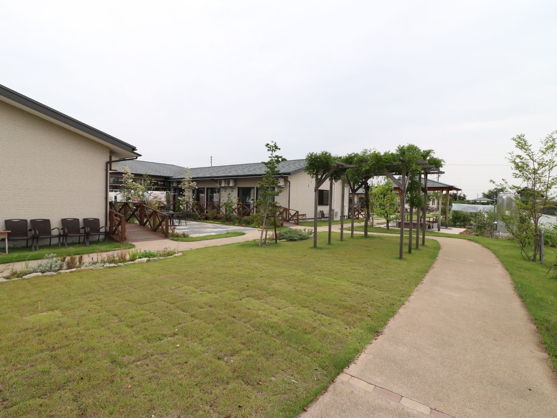 通路をたどっていくと藤棚があり、季節により藤の花を楽しむことが出来る。その奥には足湯がある東屋がある。