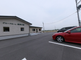 介護施設の外観と駐車場