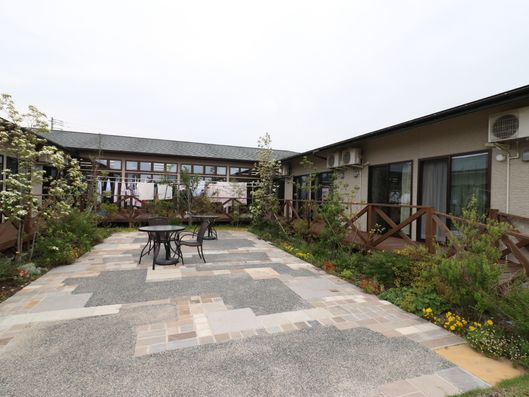 中庭と施設の外観