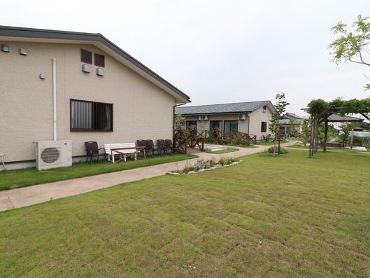 芝生と施設の外観