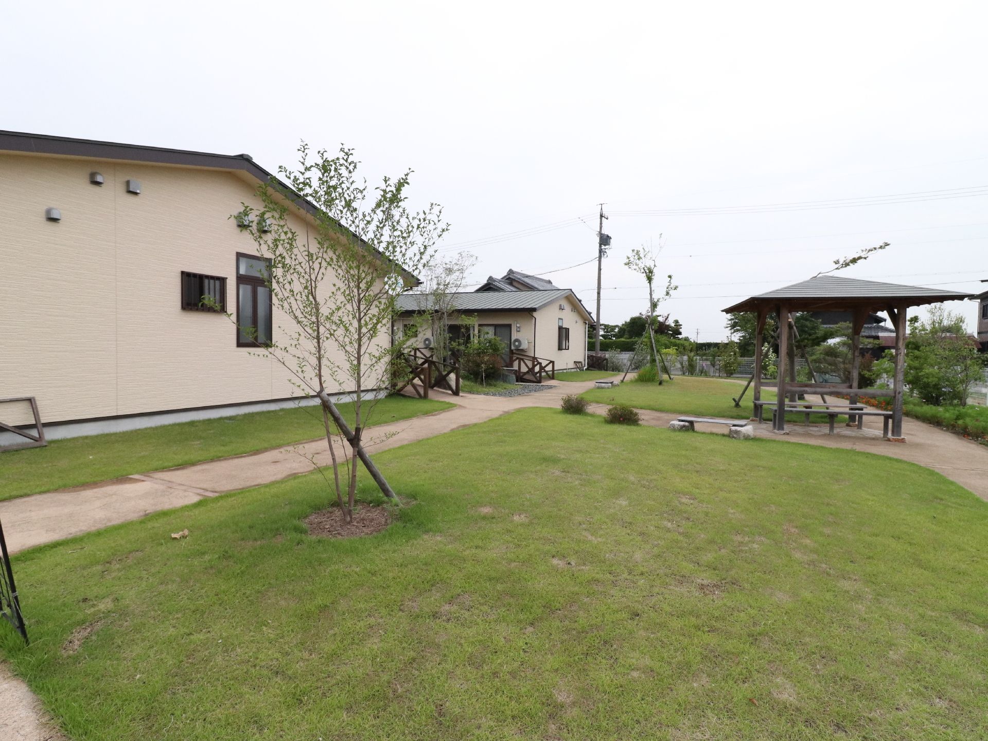 奥には屋根つきのベンチスペースあり。ところどころには芝生が植えられている。とても広く快適な空間である。
