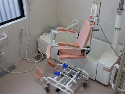 機械浴などの設備がある、手すりが完備されている浴室