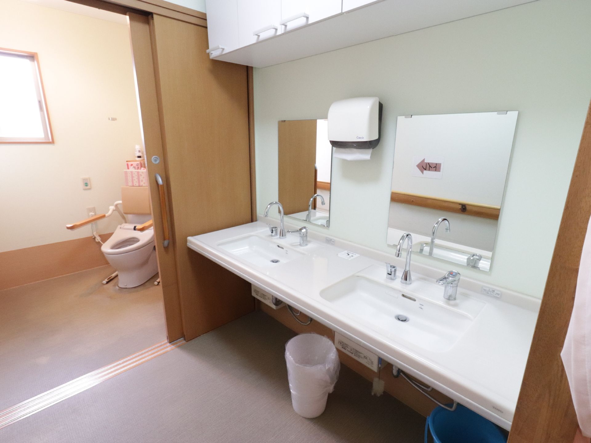 トイレの隣にある共同で使われる洗面所である。足元が無いタイプなので、車椅子を利用されている方も手が届きやすい。