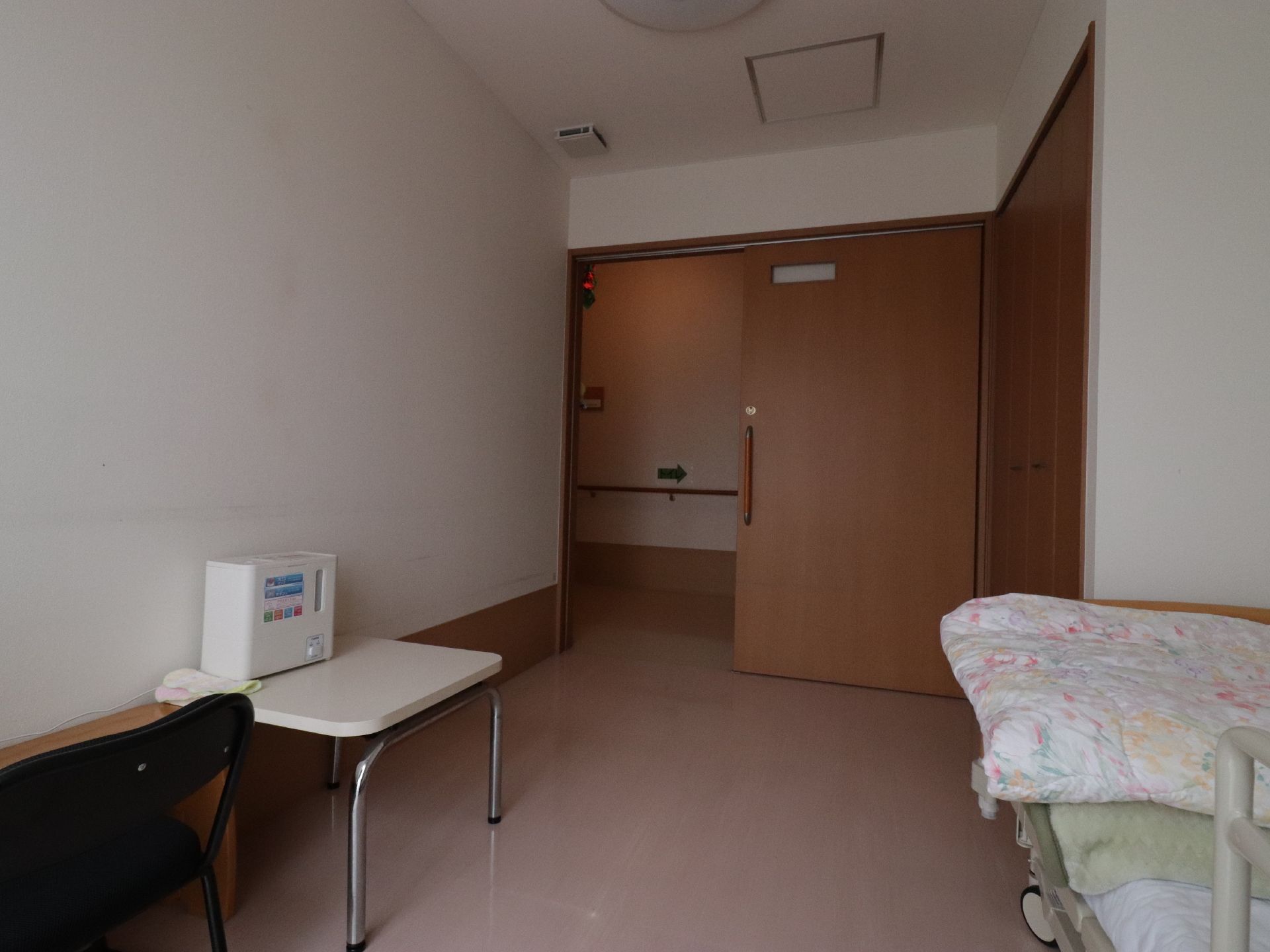 居室には、クローゼットが作り付けになっている。また、入り口は扉のレールがなく完全にフラットな状態になっている。