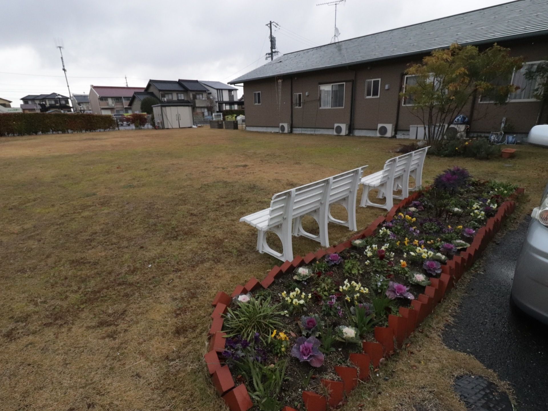 外に芝生が敷かれ、花壇やベンチが置かれている。広々としたスペースで、イベントなども出来るようになっている。