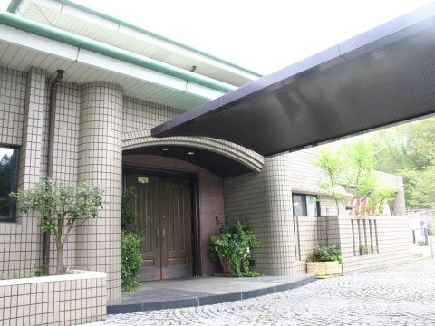 屋根付きの車寄せがある、重厚な雰囲気のエントランス