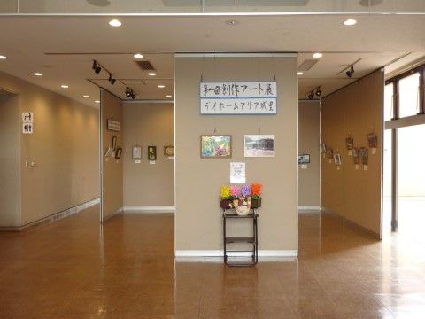 作品展が開催されている、スポットライトなどが完備している共有スペース