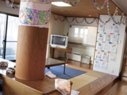 共有スペースには、足を伸ばしてくつろげる畳敷きのスペースが設けられている。天井や柱には手作りの装飾が施されている。
