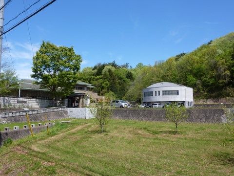 施設にはデイホームも併設されている。周辺には高い建物もなく、緑が多い自然豊かな環境である。駐車場も完備されている。