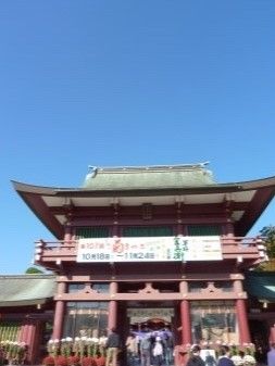 朱色を基調とした神社である。歴史があり地域の方々の守り神的存在になっており、門をくぐり参拝することが可能である。