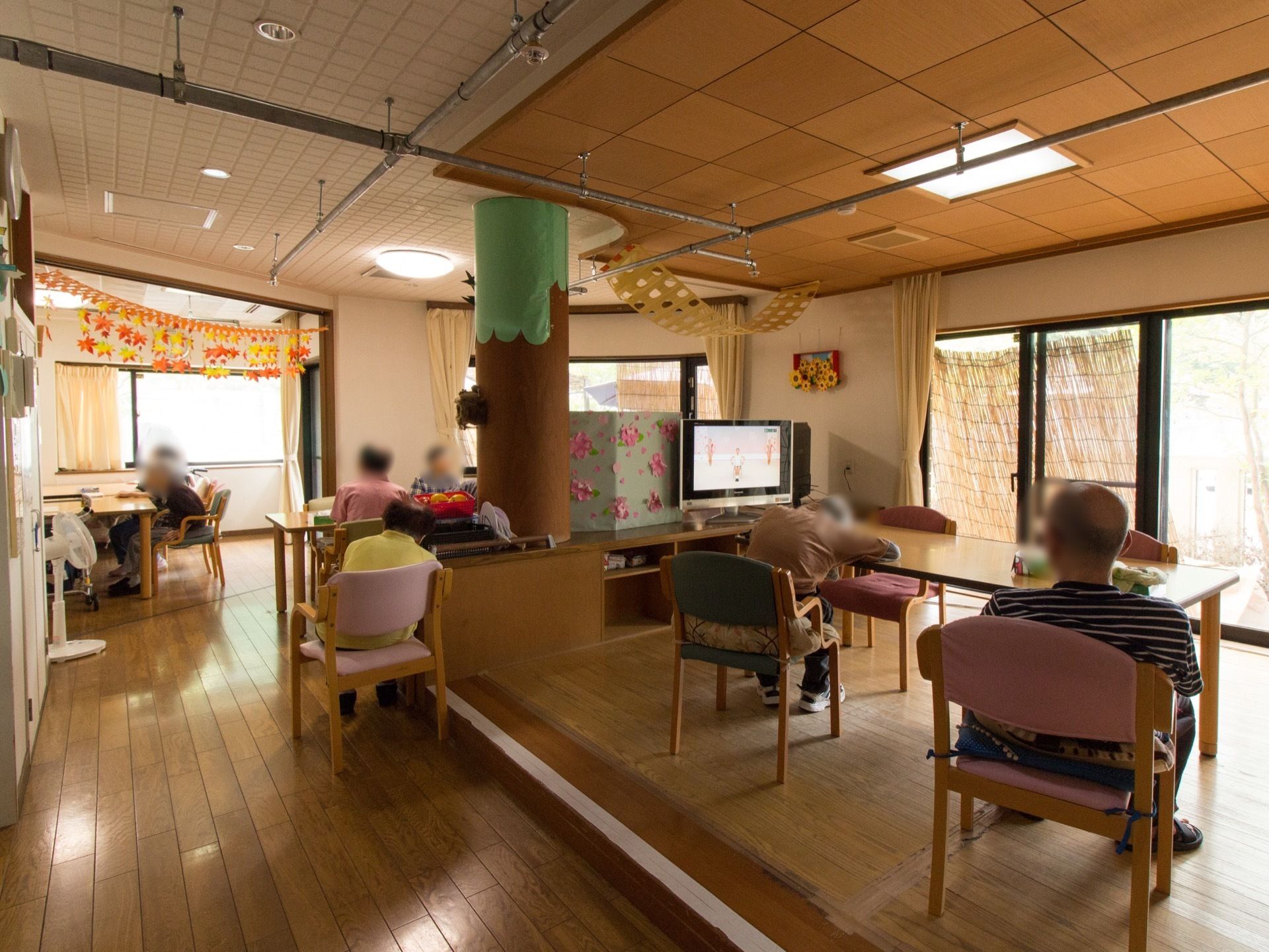 リビングは広々とした空間になっている。テレビが設置されており、テーブルや椅子が配置されている。天井には、スプリンクラーが完備されている。
