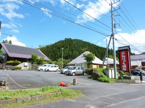 施設のすぐそばに位置する食事処には広い駐車場が完備されているので、来訪者様などと気軽に立ち寄ることができる。