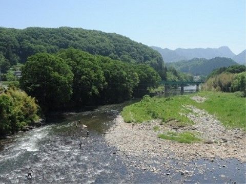 豊かな山々に囲まれた久慈川では、鮎釣りの様子を眺めることができる。自然豊かな周辺環境で、穏やかな生活をすることができる。