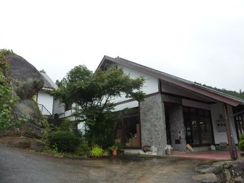 季節の移り変わりを感じられる植栽のある、大きな三角の屋根が特徴的な建物