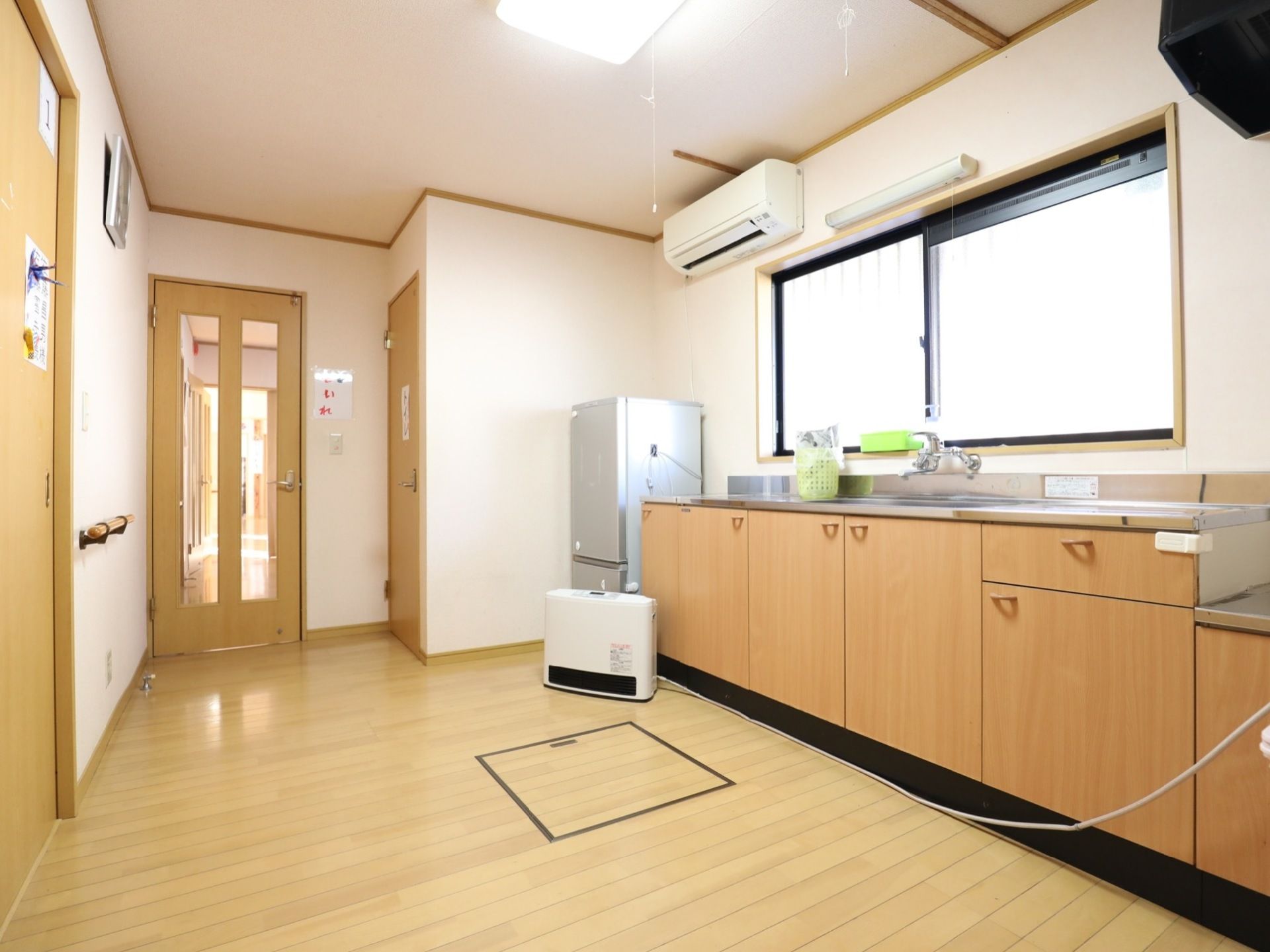 施設には共有のキッチンスペースがあり、冷蔵庫を設置している。フロアにはエアコンがあり、ストーブも置かれている。
