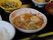 お盆の上に、小皿がいくつか載っている。野菜が多く使われており、栄養バランスのとれた食事になっている。