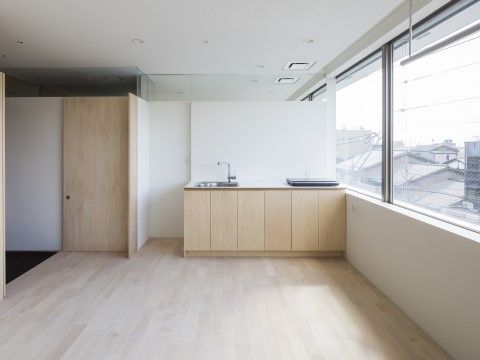 大きな窓があり、光が差し込む明るい居室である。窓際にキッチンが設置されており、外の景色を見ながら料理を楽しむことができる。