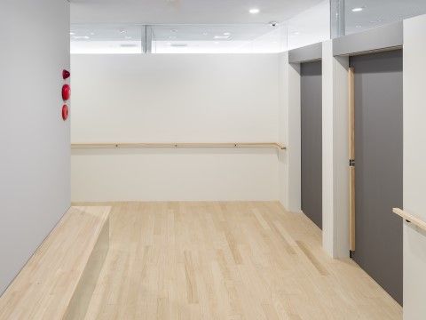 明るく広々とした廊下である。車椅子をご利用の方同士が安全にすれ違うことができる幅を確保している。火災報知器があり、緊急時も安心である。