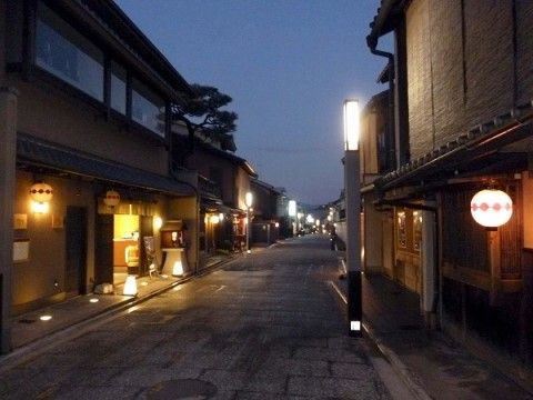 施設の近くには、情緒あふれる石畳の通りがあり、散策を楽しむことができる。夜も灯りがきれいで情緒がある。