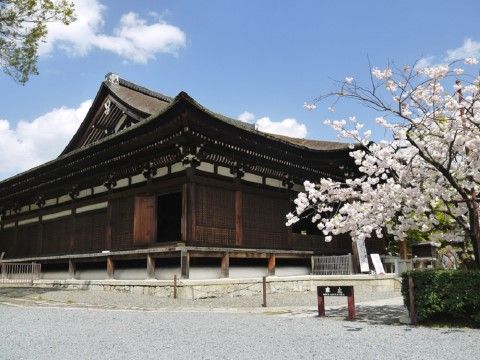 京都市内に施設があり、近くにある歴史的建造物を見学することができる。散歩がてら行くことができる距離にあり、観光も楽しむことができる。