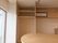 この部屋には収納がたくさんつけられている。エアコンも収納されているので使用しないときには隠れるのでスタイリッシュなつくりとなっている。