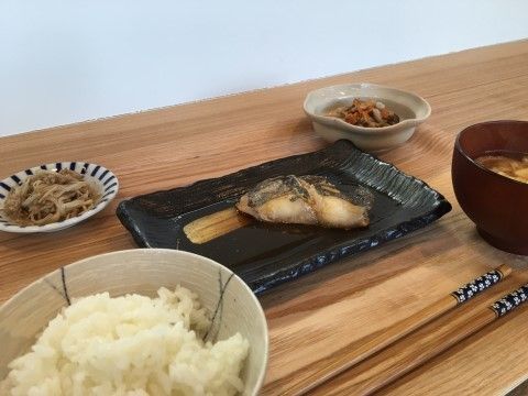この日の食事は、煮魚がメインのヘルシーで栄養バランスが考えられた献立になっている。野菜もたくさん摂ることができる。