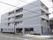 一見、マンションに見え、施設であることを感じさせない。施設内へは屋内の駐車スペースから出入りでき、風雨をしのくぐことができる。