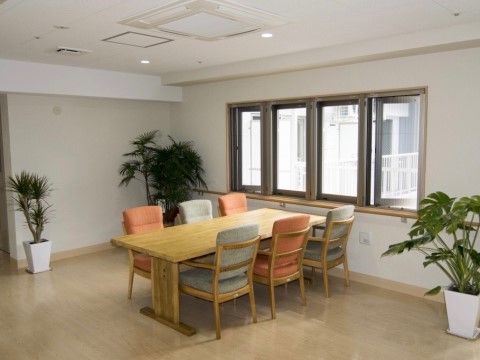 シンプルな部屋だが、配置された観葉植物がワンポイントとなり、くつろげる。またテーブルの配置も外を眺めながらの談話を可能にしている。