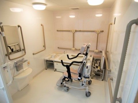 建物内には、介護用の浴室も完備しており、安心して利用できる。機能が充実しており、安全性を重視をしている。