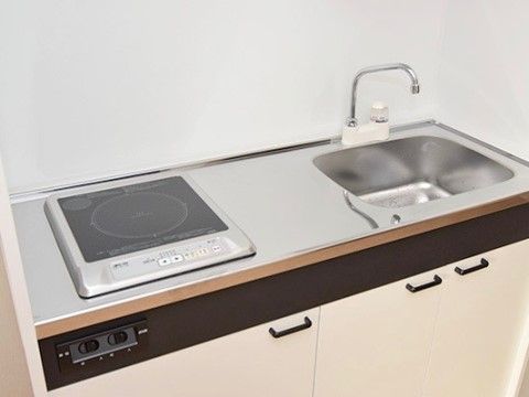 それぞれの居室の中には、火を使わず安全なIHコンロと、流し台がついたキッチンが備わっており、自分でも料理可能となっている。