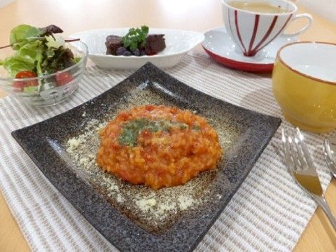施設内のカフェでの食事は、入居者様だけではなく、来訪者様の方の利用も可能である。専属のシェフが作る料理は見た目も味も楽しめる。
