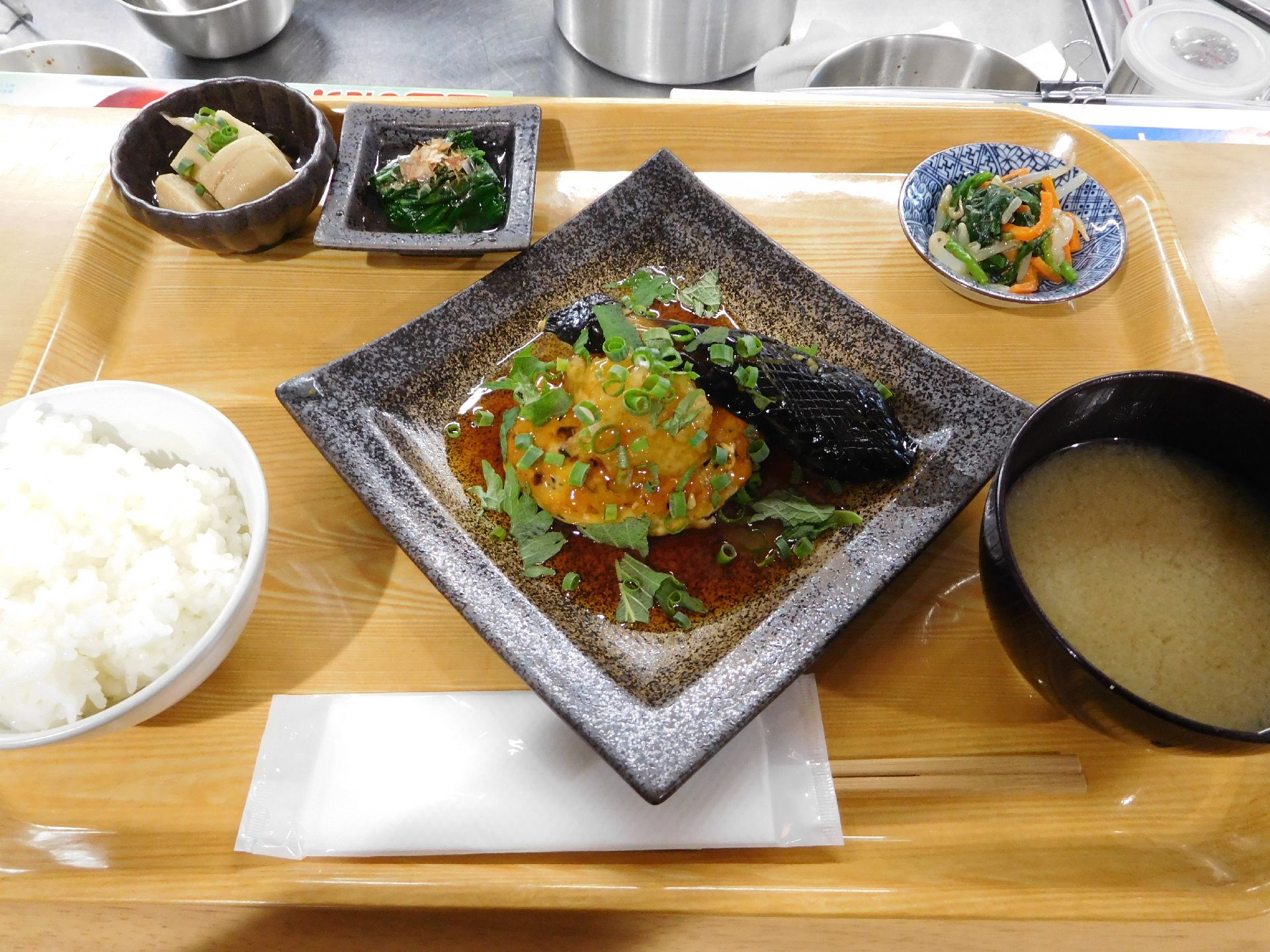 茄子の煮びたしと筍の煮物、ほうれん草のおひたしやごはんと味噌汁